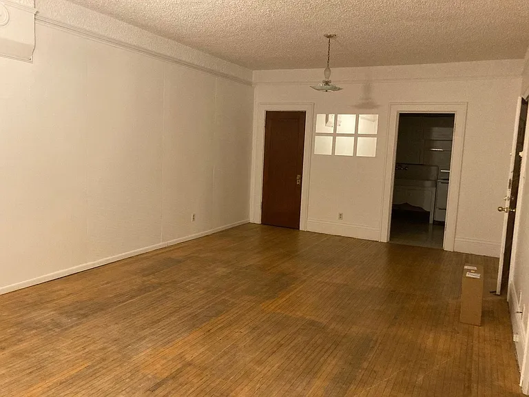 545 NE Oak St — Photo 2