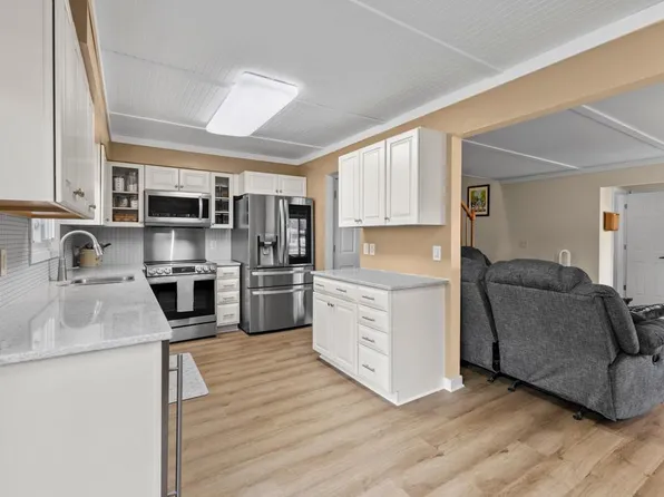 16550 Terrey Pine Dr, Eden Prairie, MN 55347