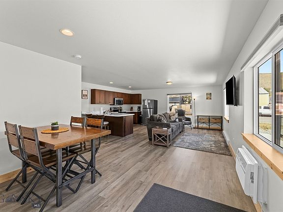 5th image of 307 Spring St