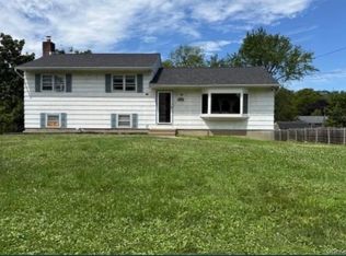 21 Carriage Dr, Newburgh, NY 12550