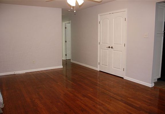 2nd image of 1913 E Lamar Alex Pkwy