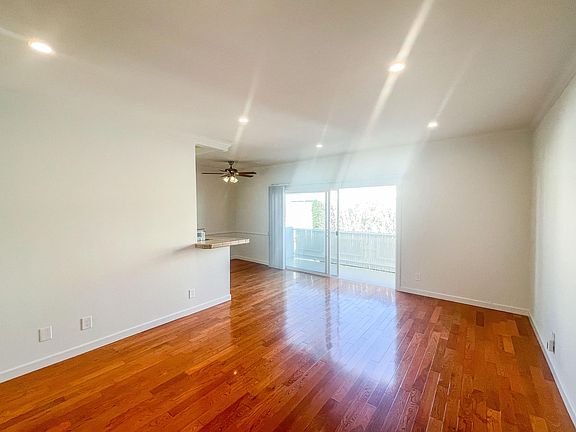 2nd image of 923 9th St #8