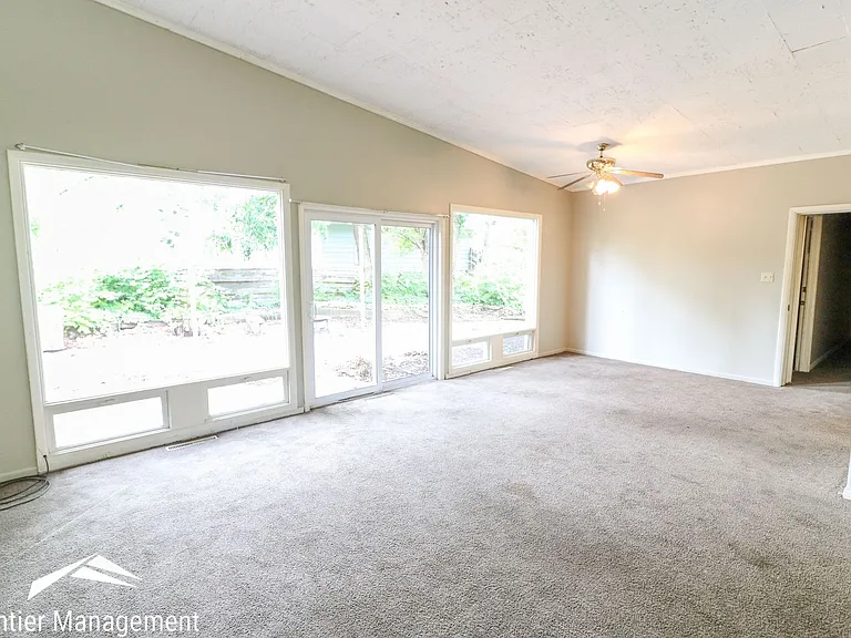 1425 Harry Rd — Photo 3