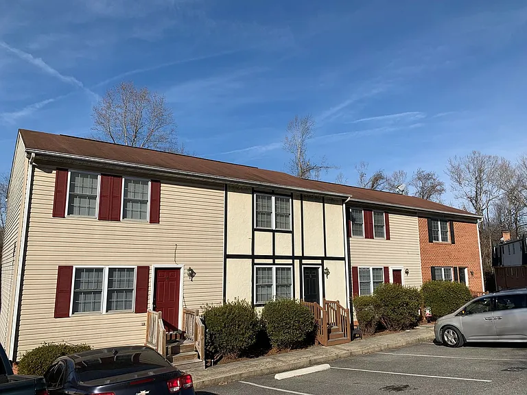101 1/2 Hampden Dr — Photo 1