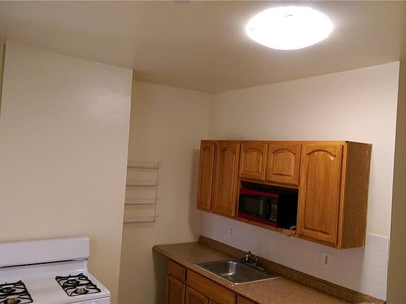 3rd image of 139 Beech St APT 1R