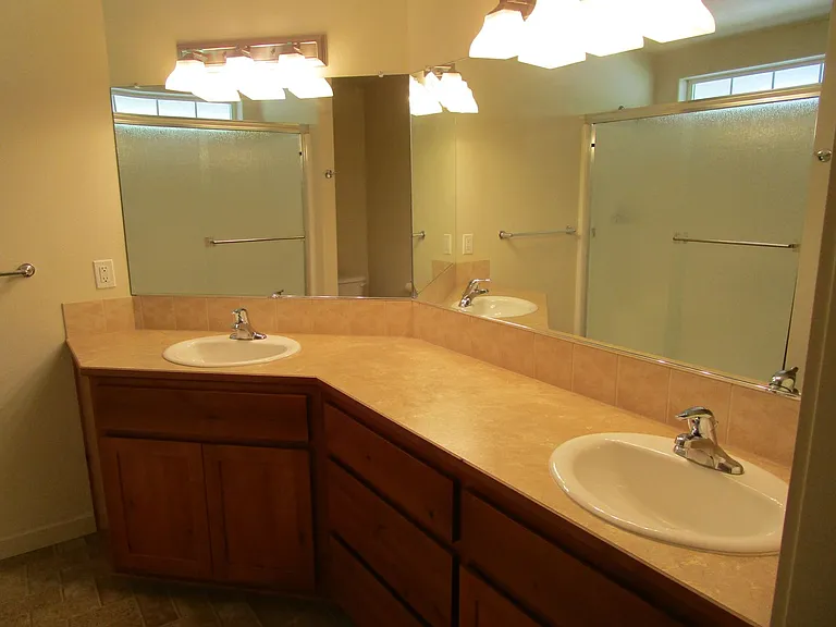 534 NE Brookstone Dr — Photo 11
