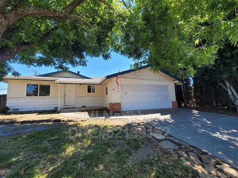 1325 Canterbury Dr — Photo 2