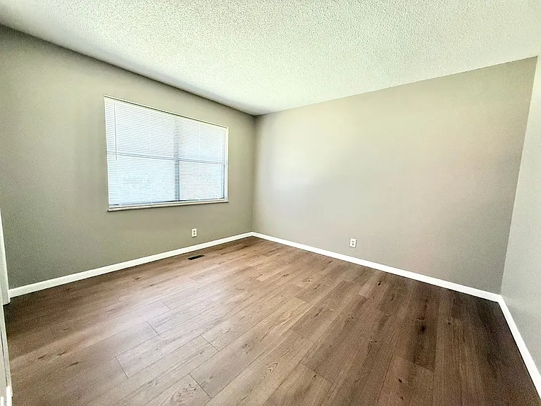 916 Brentwood Dr — Photo 12