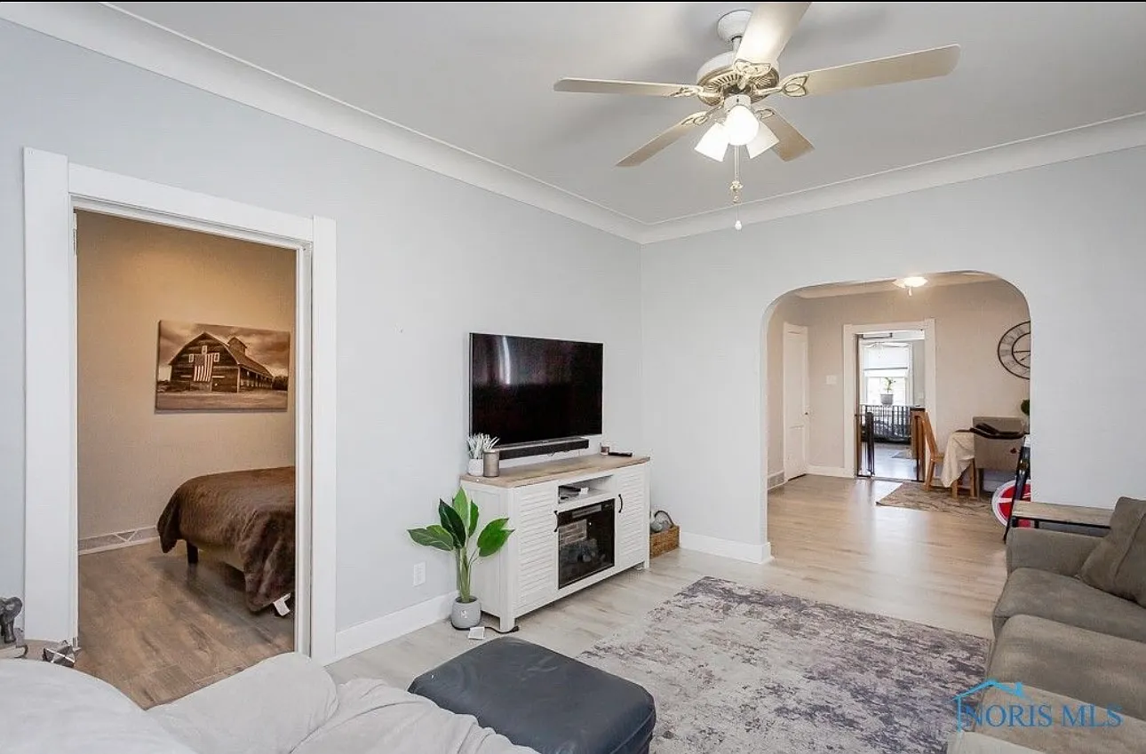 2230 Caledonia St — Photo 3