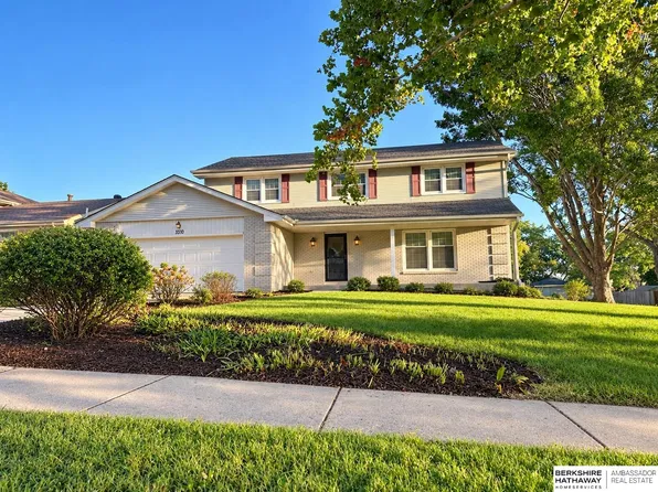 3310 Redwing Dr, Bellevue, NE 68123