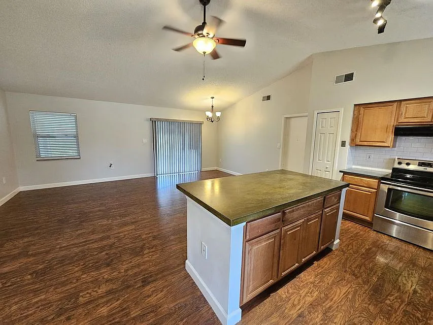3 bed, 2.0 bath, $2,100 — Photo 3
