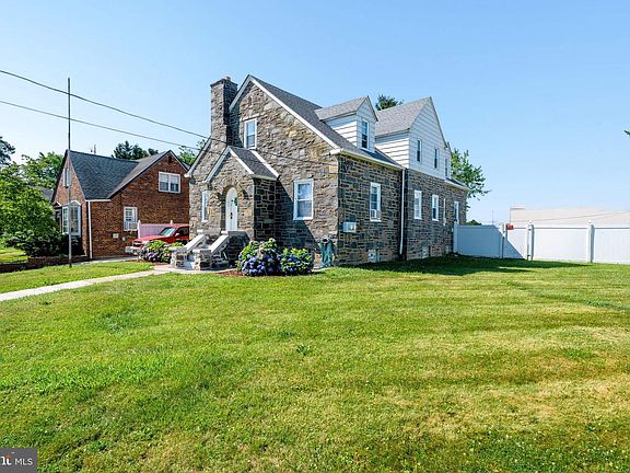 4th image of 2224 Faunce St