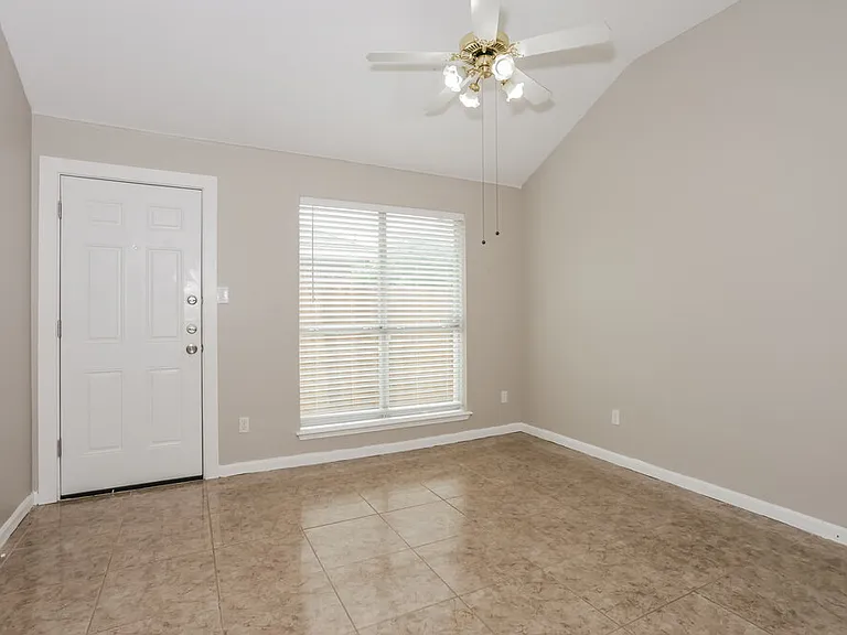 736 W Colony Dr — Photo 3