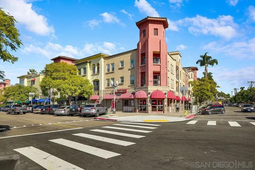 Uptown District — Photo 1