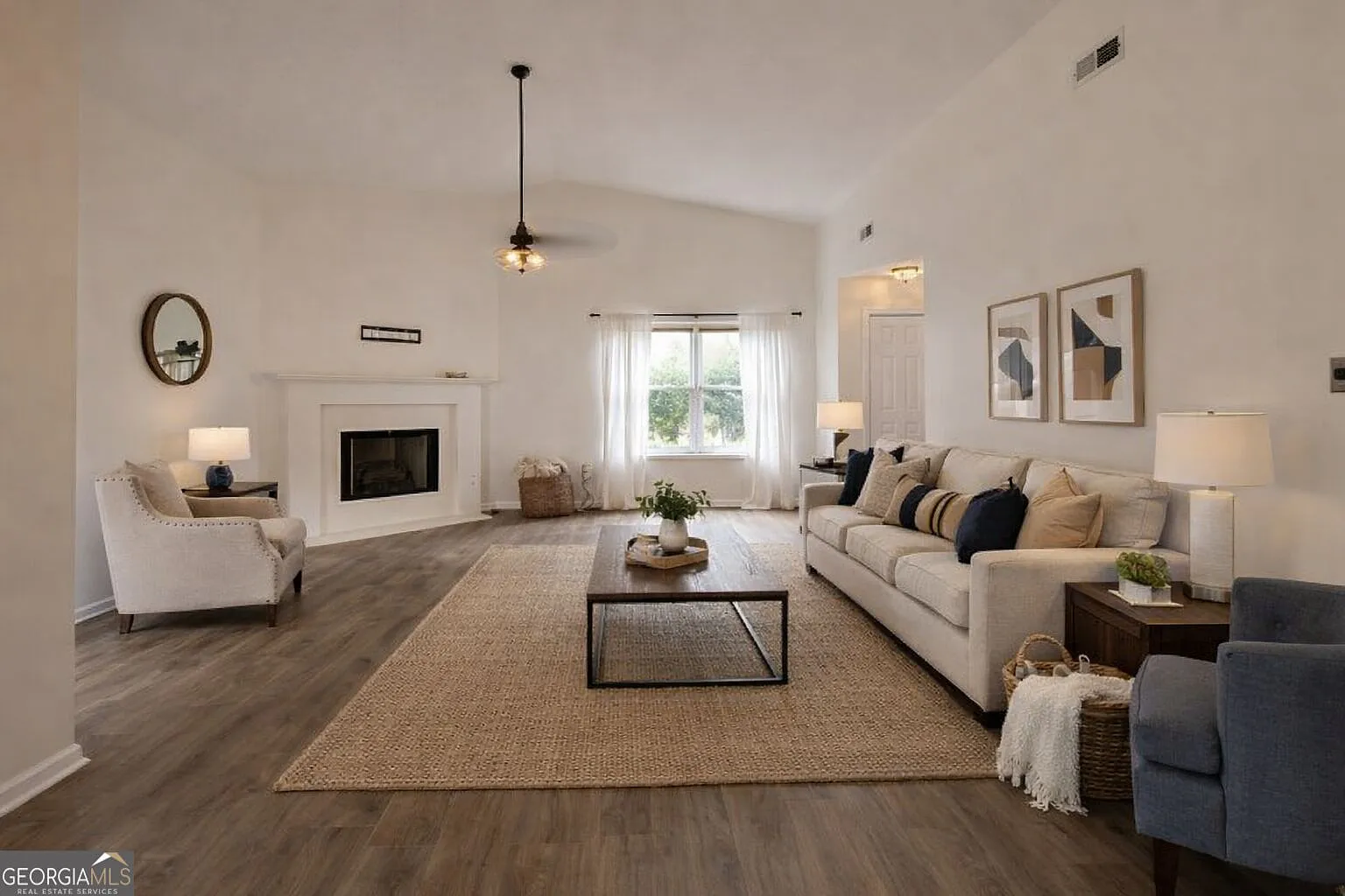 3 bed, 3.0 bath, 1570 sqft, $2,500 — Photo 3