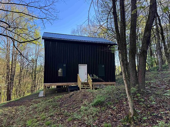4th image of 629 Glory Barn Rd