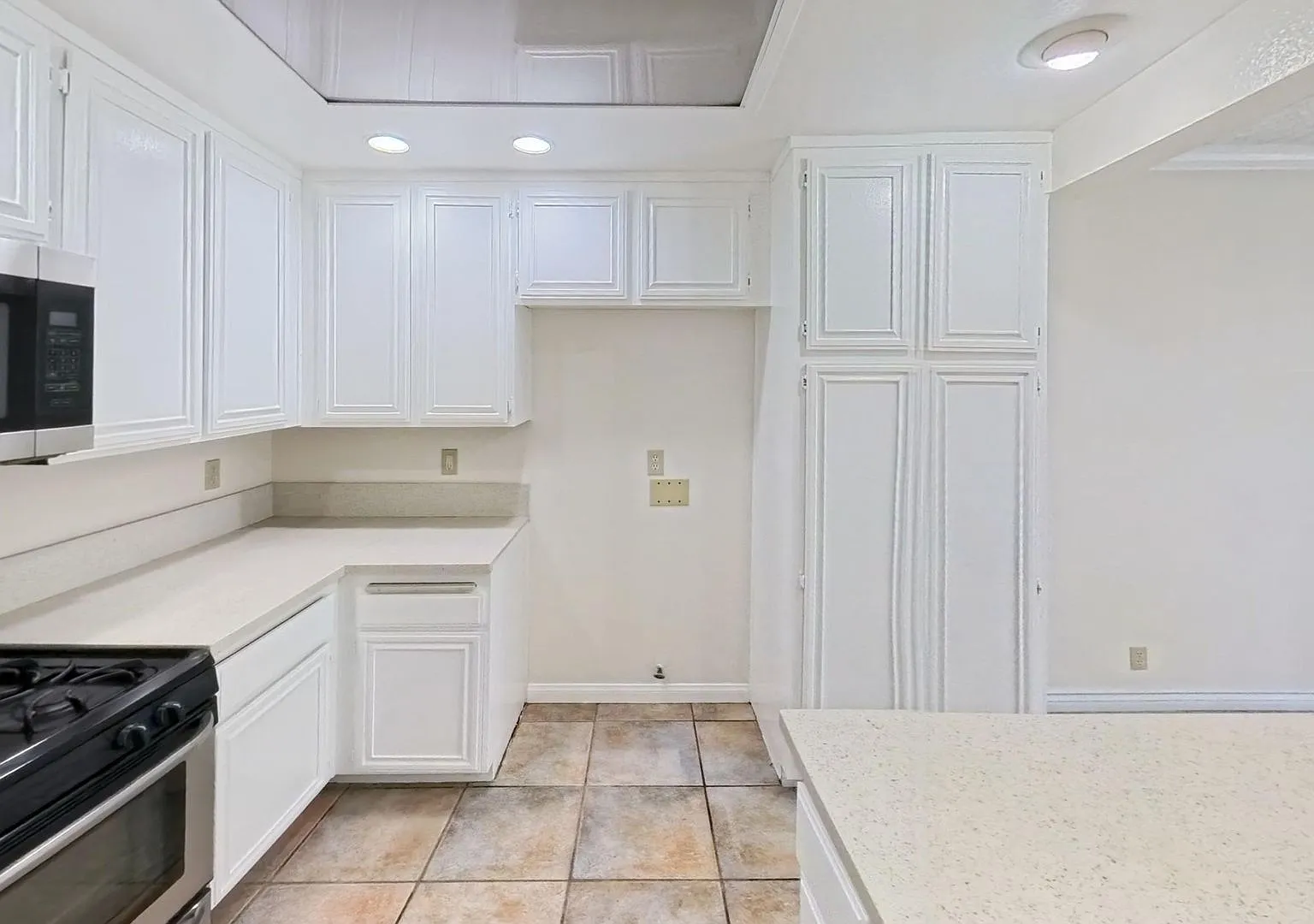 $500 off of the First Month's Rent: Move-in by September 1st! Prime Location and Spacious Home at... — Photo 2