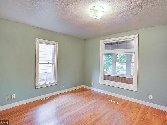 3rd image of 671 Magnolia Ave E