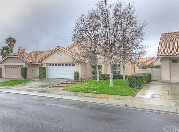 View of charming front yard