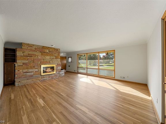 3rd image of 12766 Gardenside Dr