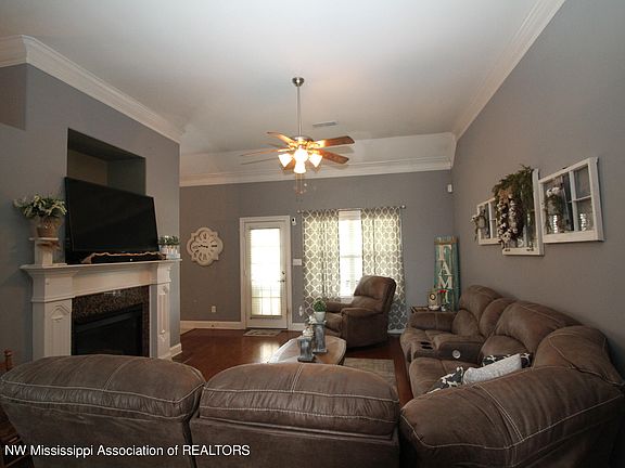 3rd image of 4951 Rosebrook Cir W