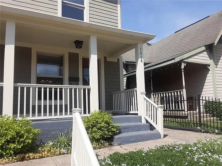 1216 E Vermont St — Photo 1