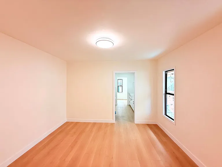 6130 Whitsett Avenue — Photo 9
