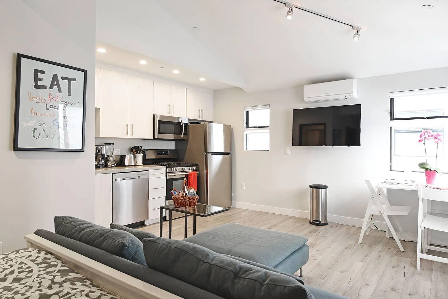 Studio, 450 sqft, $2,300 — Photo 1