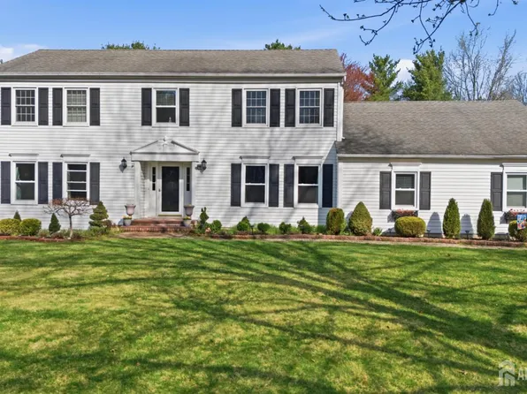 7 Monroe Pl, Cranbury, NJ 08512