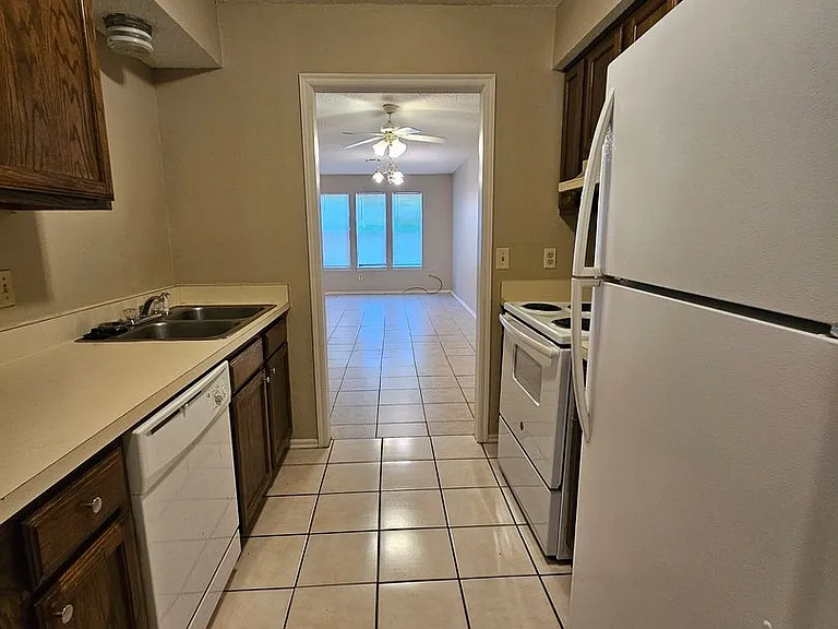 1208 Clearwater Dr — Photo 4