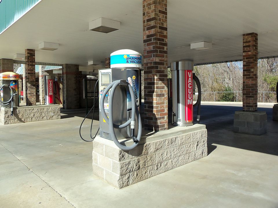 2nd image of 2502 Country Club Rd