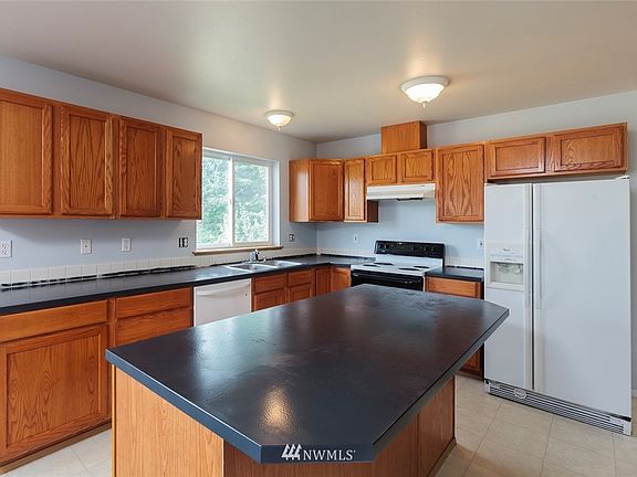 5th image of 3813 E Broadway Street