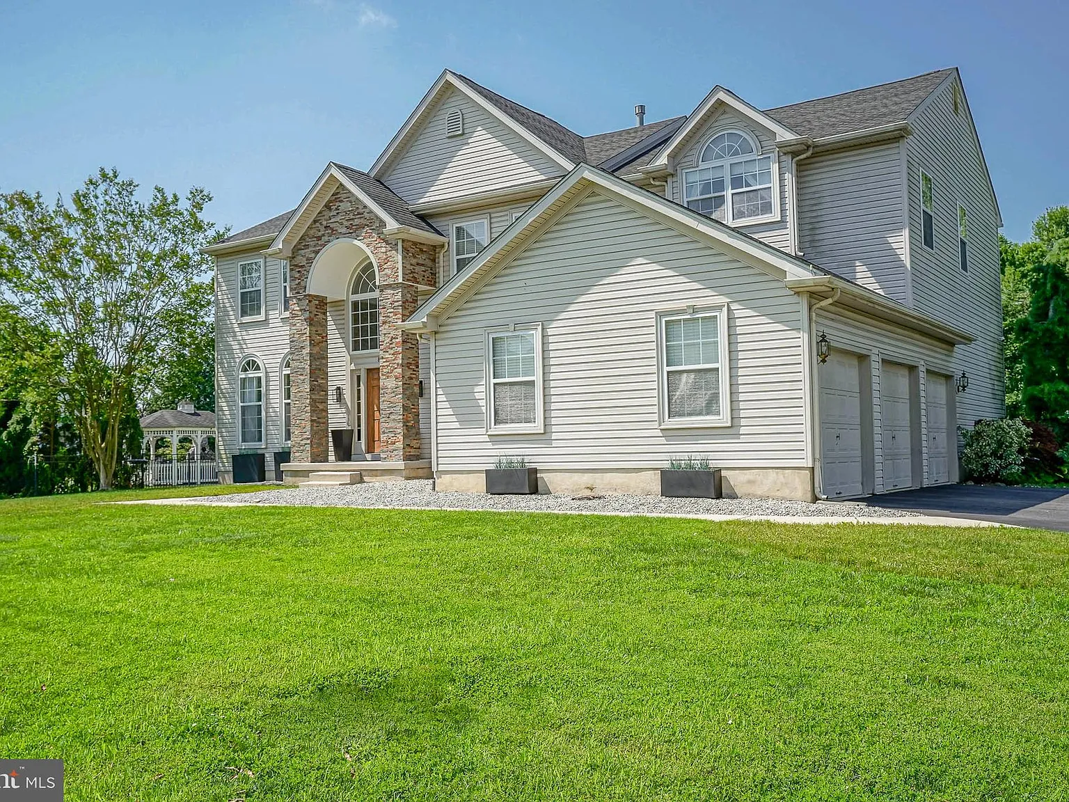 4 bed, 2.5 bath, 5450 sqft, $6,900 — Photo 3