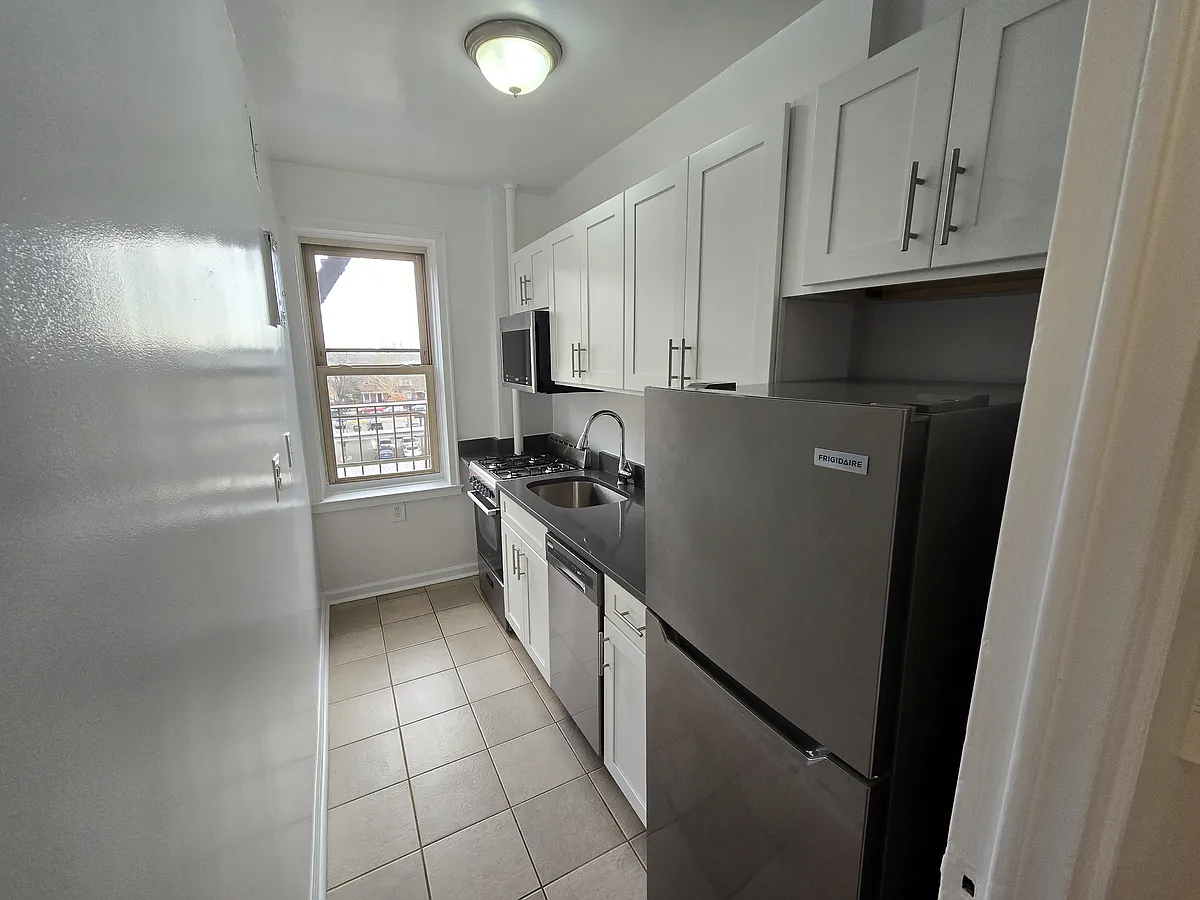 Building Photo - 48-24 43rd St #3G