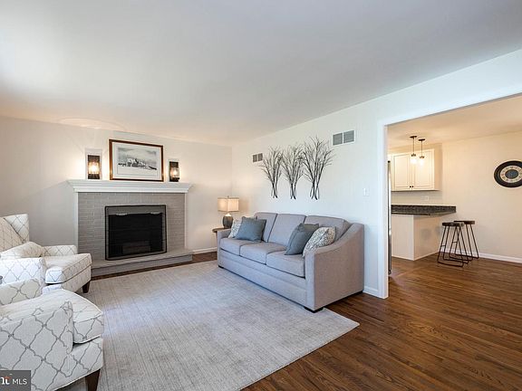 4th image of 14 Oaklawn Dr