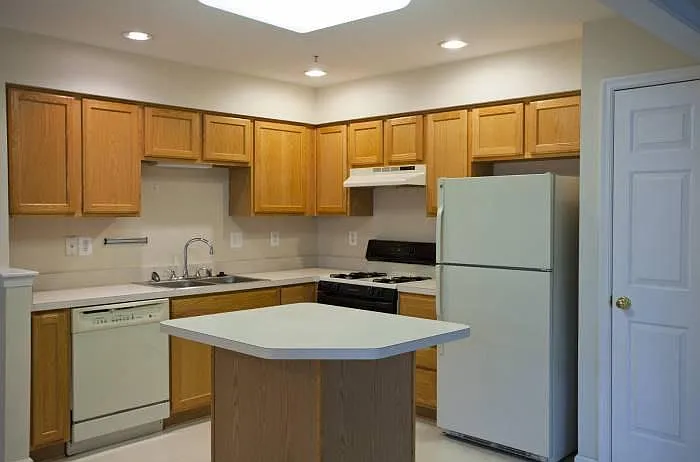 3 bed, 2.5 bath, 2400 sqft, $2,800 — Photo 4