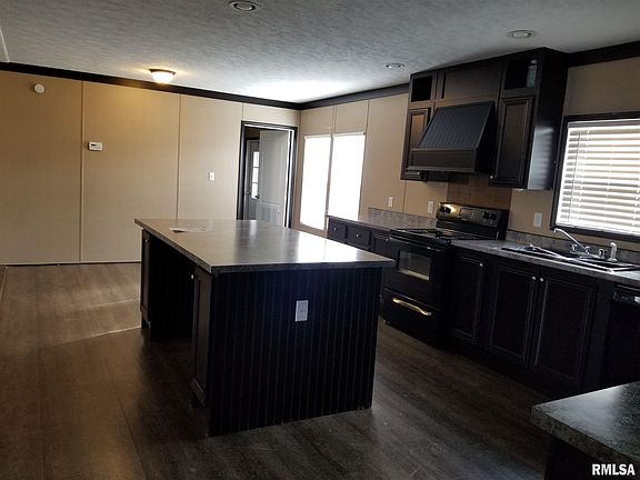 4th image of 25 Greentree Dr