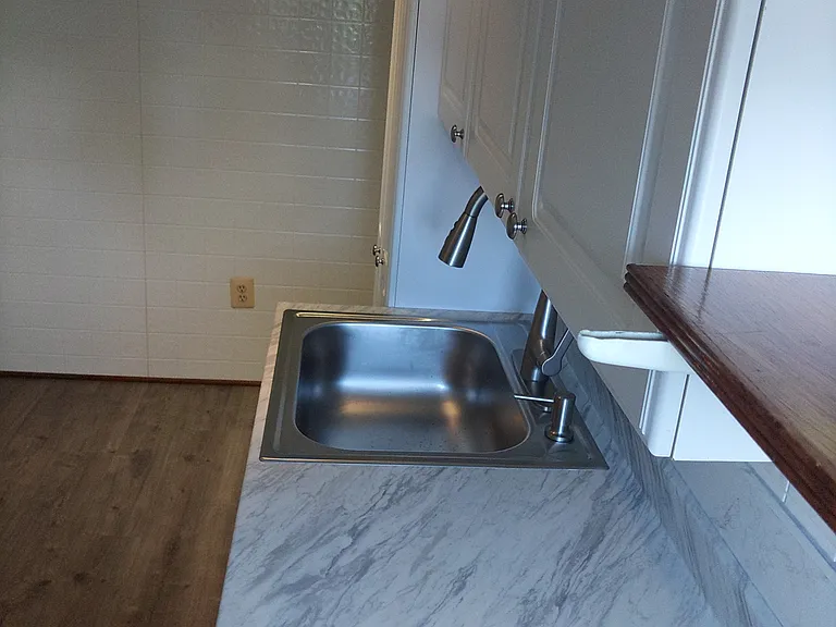 Updated kitchen dimensions are 8' x 12'.