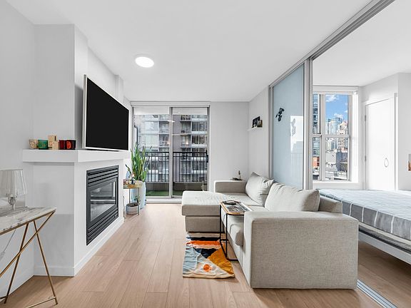 2nd image of 989 Richards St #1001