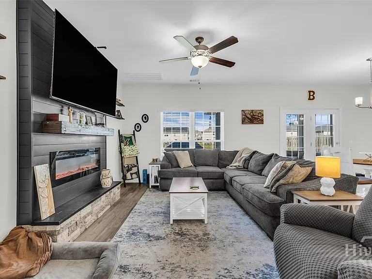 133 Grimsby Rd — Photo 2