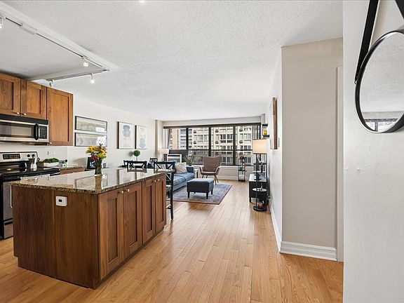 2nd image of 2930 N Sheridan Rd APT 1009