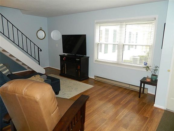 4th image of 12 Acorn Ln