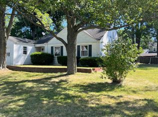 2 Sequin Rd, West Hartford, CT 06117