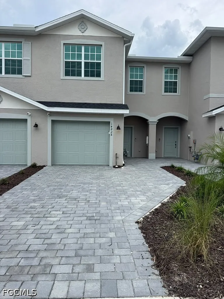 3 bed, 2.5 bath, 1879 sqft, $2,300 — Photo 1