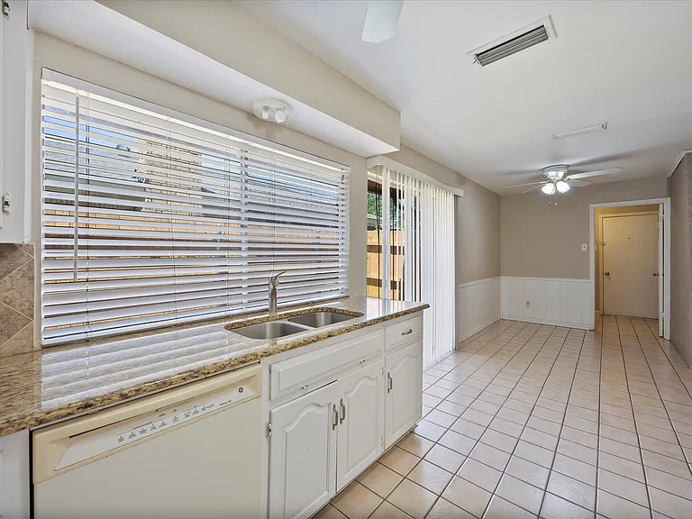 2413 Village Green Dr — Photo 12