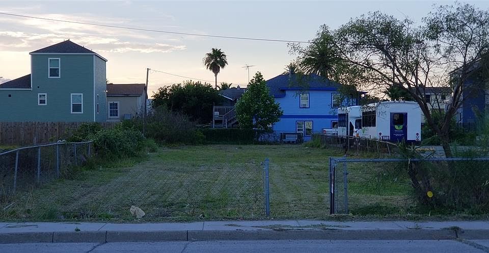 1st image of 6424 Heards Ln