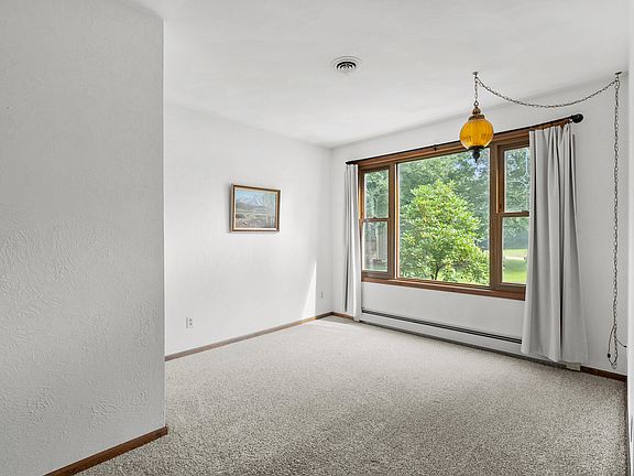 3rd image of 40 Oak Leaf Ln