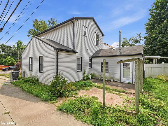 2nd image of 19039 Deering St