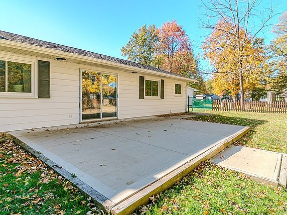 3rd image of 8169 Dalton Ct