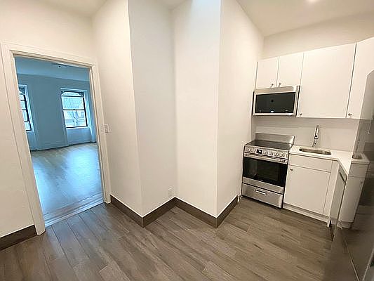 4th image of 49 W 75th St